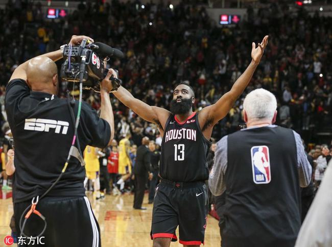 谭龙效力亚泰8年陪球队降级又冲超，如今再次跟随球队降级（谭龙八年亚泰生涯，历经降级与冲超，如今再度随队降级）