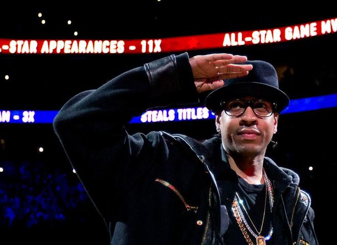 广州小学生观战轮椅篮球赛为运动员加油（广州小学生现场观赛为轮椅篮球运动员加油）