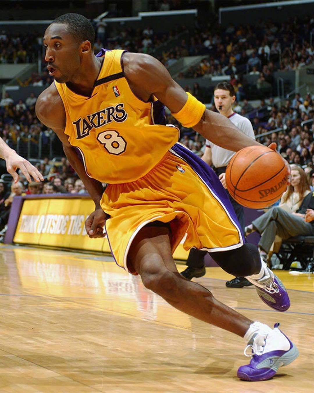 翻修球场，“连滚带爬”为的是“从从容容”（球场翻修：此刻忙乱，只为日后从容）