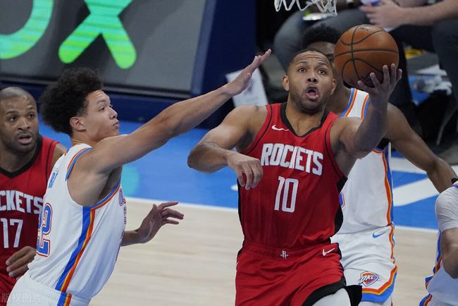 凌空斩世界波，王燊超当选中超官方第29轮最佳球员（凌空世界波定乾坤，王燊超荣膺中超第29轮官方最佳球员）