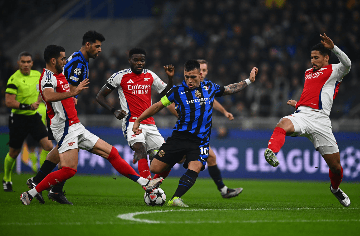 体坛记忆｜申京抢断巴图姆，这一幕太搞笑了，巴图姆丝毫没有发现身后的申京（体坛回忆｜申京背后抢断，巴图姆毫无察觉，场面令人捧腹）