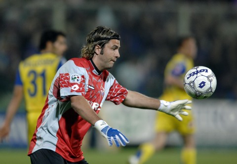 都体：DV9肌肉不适但伤情不重，保险起见周末联赛会替补（据都体报道，DV9肌肉略有不适但无大碍，周末联赛将以替补身份出场）