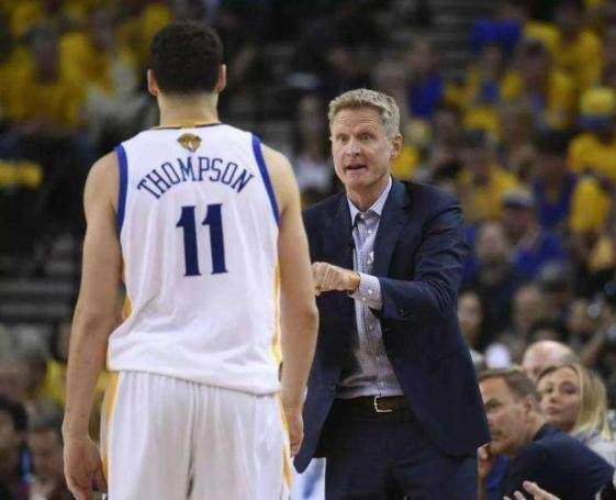 庆祝苏超夺冠，泰州市委书记与泰州队球员合唱《歌唱祖国》（为庆祝苏超夺冠，泰州市委书记携泰州队球员同唱《歌唱祖国）